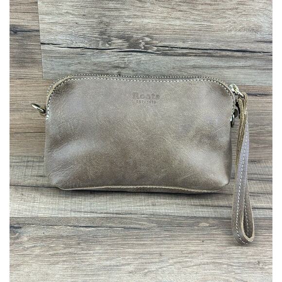 Roots Handbags - ROOTS C clutch pouch Brown leather maple leaf Logo Zipper